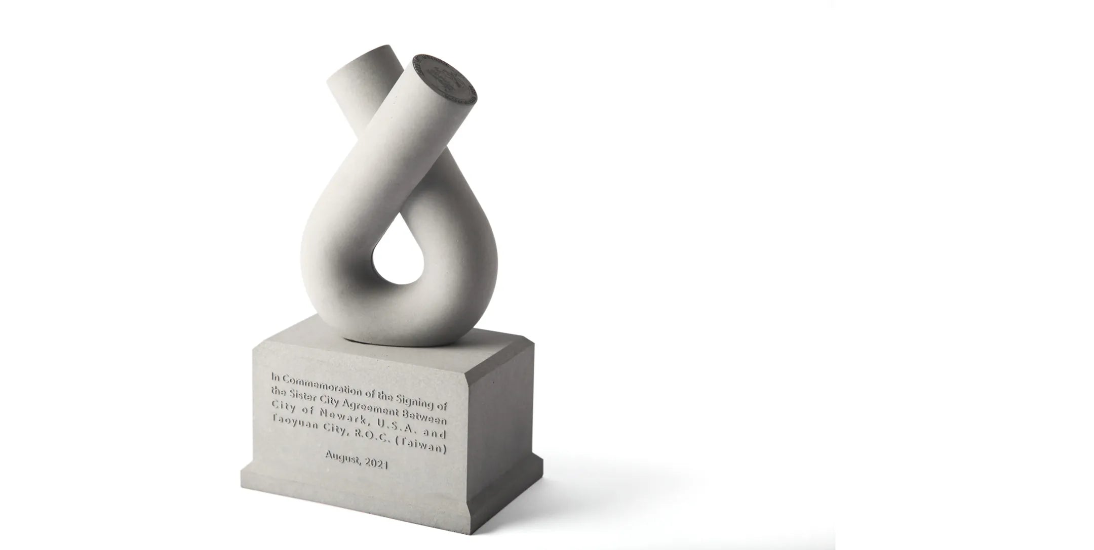 Bespoke commemorative award by 22STUDIO, designed to honor the Sister City Agreement between Newark, USA and Taoyuan City, Taiwan. This sculptural piece blends modern aesthetics with symbolic meaning—ideal as a custom deal toy or finance tombstone for diplomatic milestones and corporate recognition.